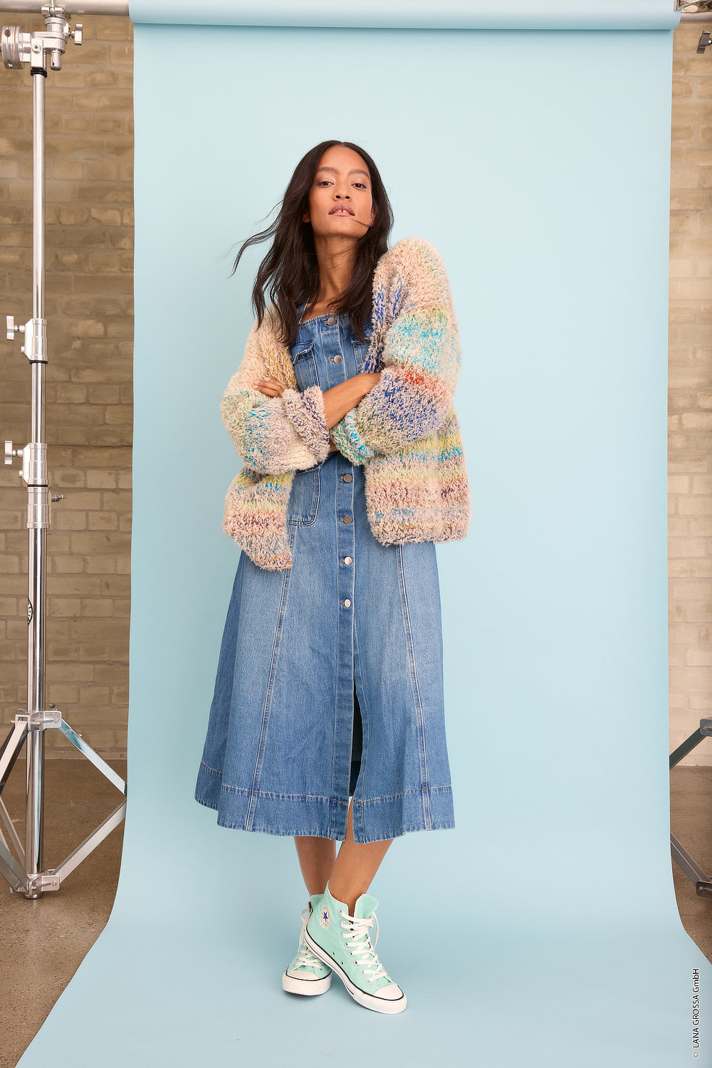 Jeanskleid, Jacke, Mehrfarbiges Cardigan, Pullover, Converse Sneaker