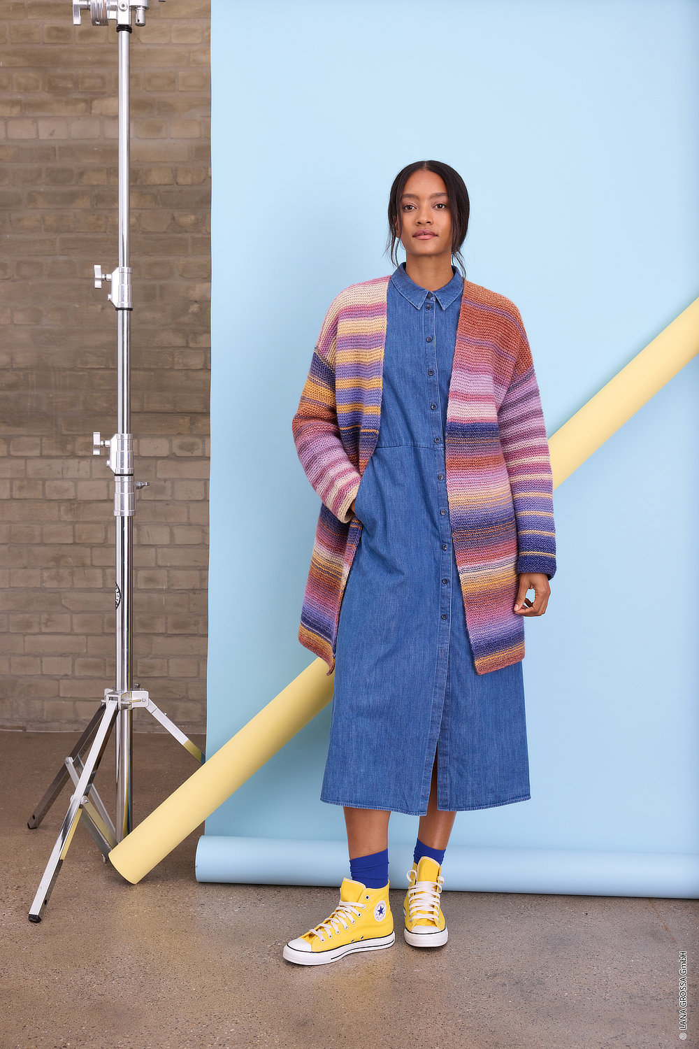 Denim Kleid, Colorblock Cardigan, Strickjacke, Gelb Converse Sneaker, Langärmliges Kleid