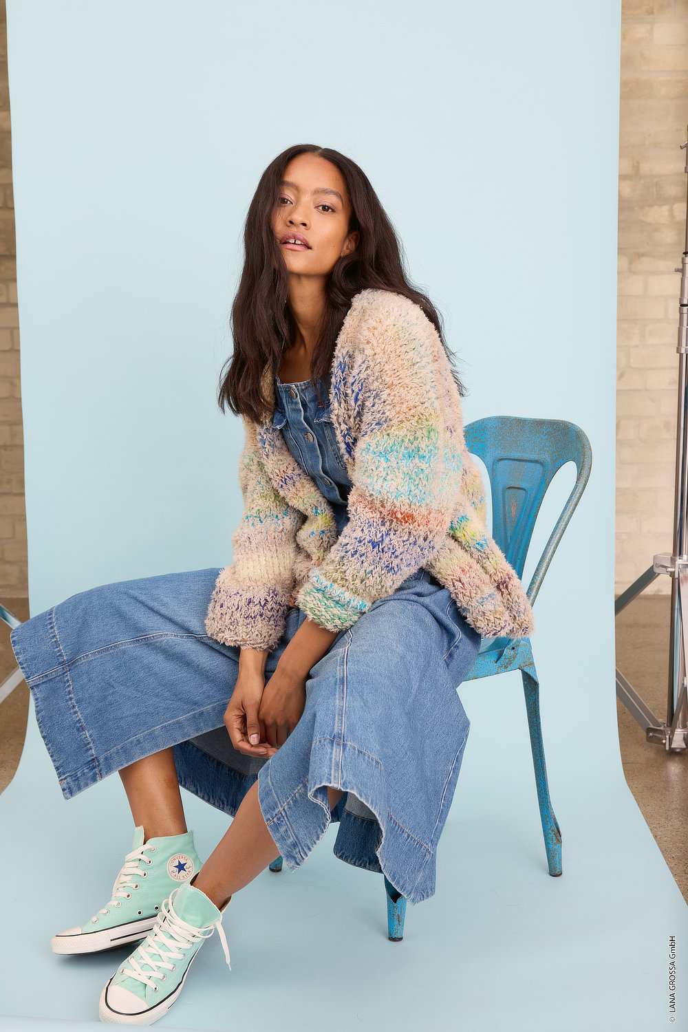 Cardigan,  Strickjacke,  gestreiftes Muster, Denim-Overall, mintgrüne Sneakers