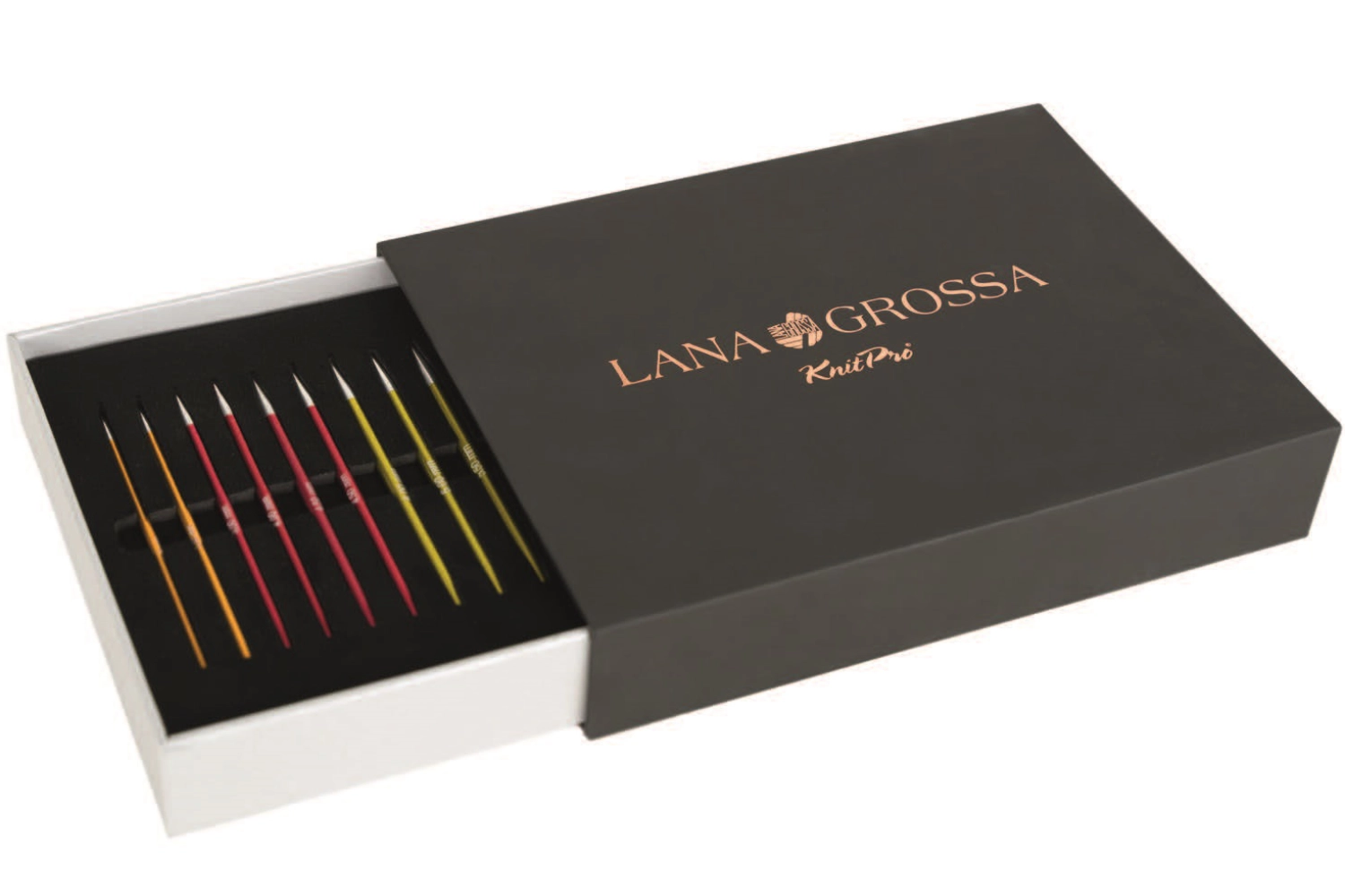 Geöffnete schwarze Box mit goldener Aufschrift „LANA GROSSA KnitPro“, darin farbenfrohe Stricknadelspitzen in Rot, Gelb, Orange und Pink – Teil des Vario Nadelsets Rainbow.