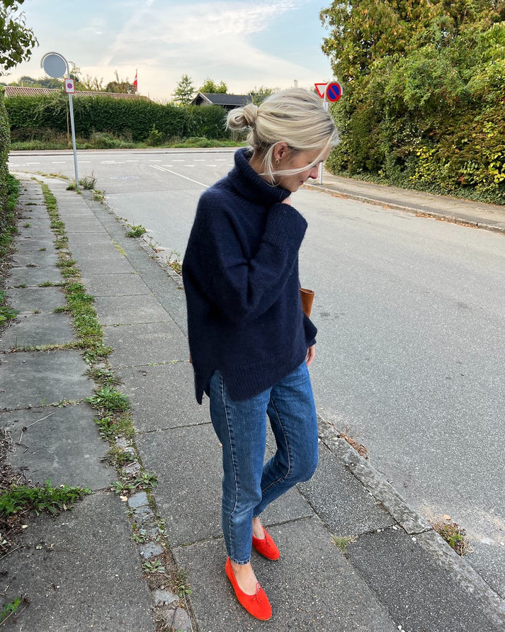 Dunkelblauer Rollkragenpullover, Oversize-Pullover, Jeans, rote Schuhe, Haare bunten Stil, Nähe Straße